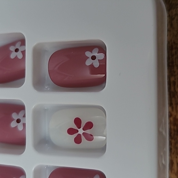 2/$16 Floral Press On Nails - Picture 15 of 16